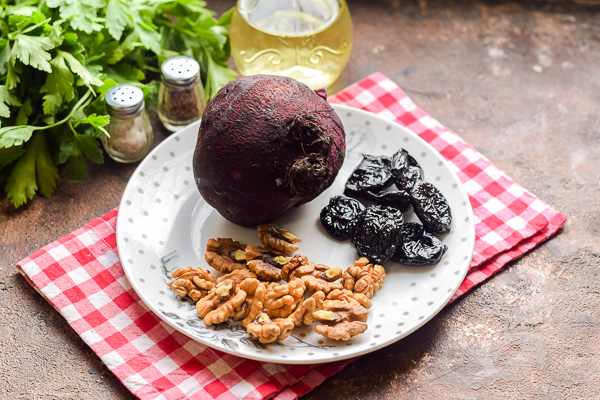Салат из свеклы с черносливом и грецкими орехами рецепт фото 1